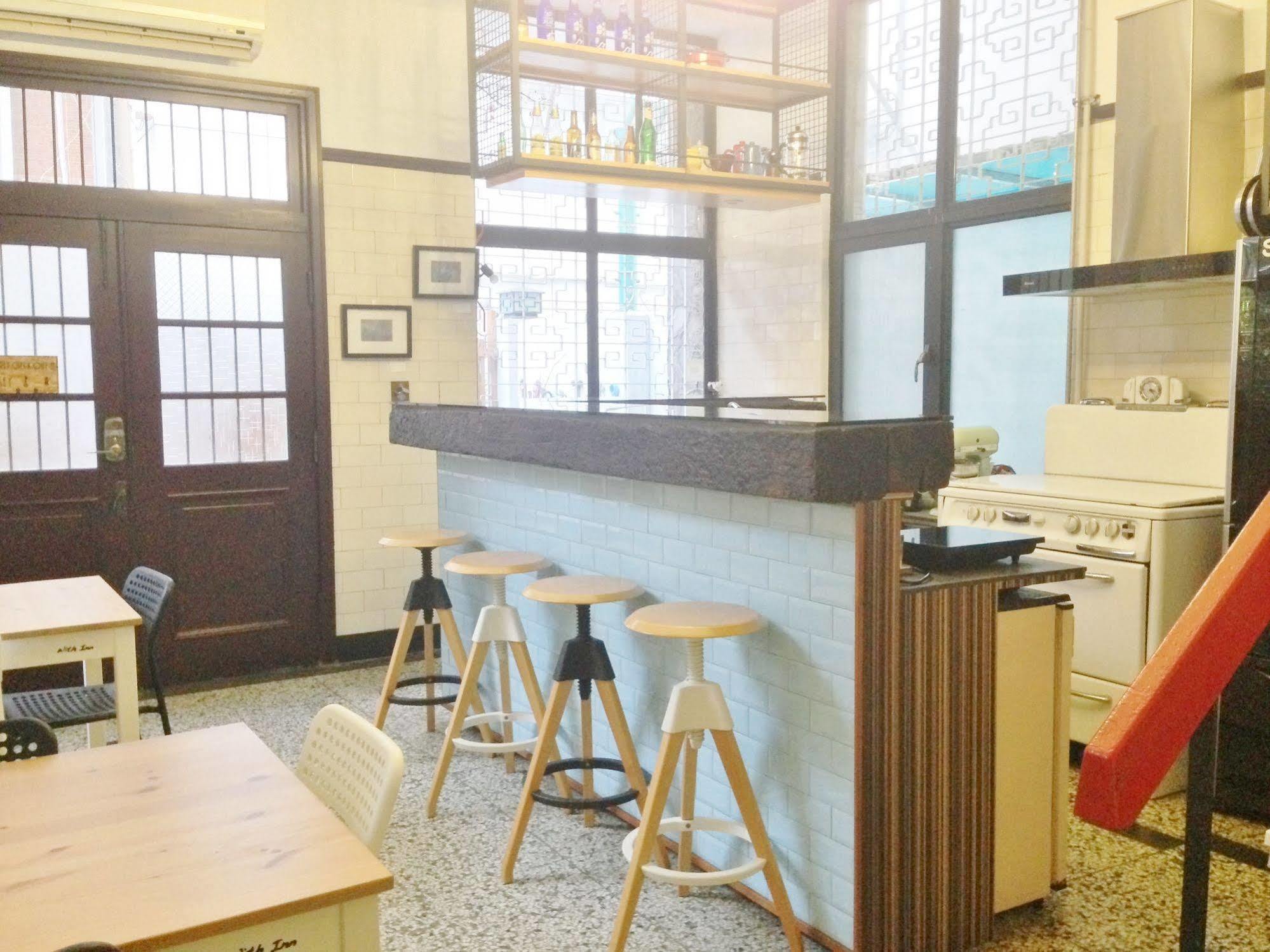 With Inn Hostel Гаосюн Экстерьер фото